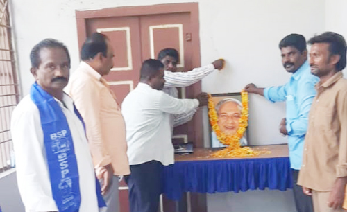 కాన్షిరాం 17వ వర్ధంతి సందర్భంగా నివాళులర్పిస్తున్న దృశ్యం 