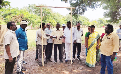 క్రీడా వస్తువులను అందజేసిన పుట్టం రాజు శ్రీరామచంద్రమూర్తి  క్రీడా స్థంభాలు పాఠశాలకుబహూకరణ