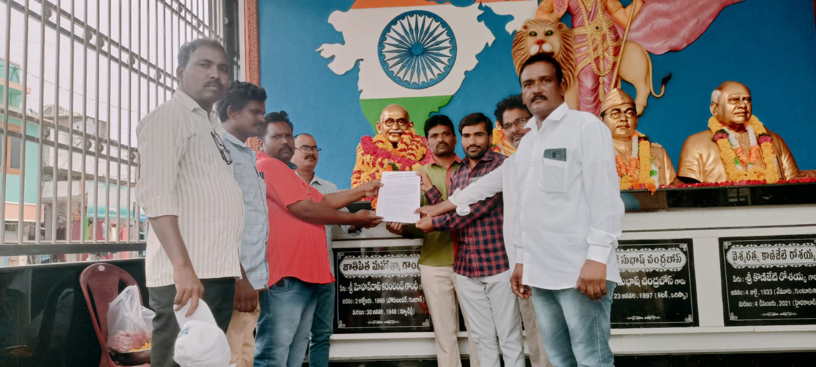 గాంధీజీ విగ్రహానికి సమస్యలతో కూడిన వినతి పత్రానందిస్తున్న దృశ్యం