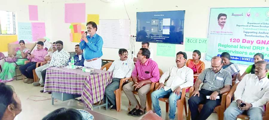   కార్యక్రమంలో మాట్లాడుతున్న జిల్లా విద్యాశాఖాధికారి నాగరాజు