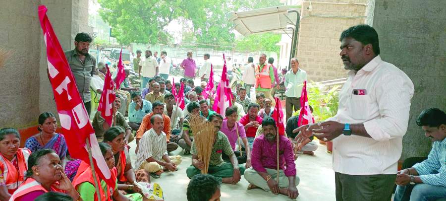   సమావేశంలో మాట్లాడుతున్న మున్సిపల్‌ ఉద్యోగ కార్మిక సంఘం జిల్లా అధ్యక్షుడు ఏటీఎం నాగరాజు