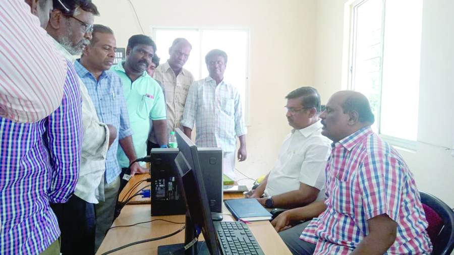   మున్సిపల్‌ అధికారులకు మెరుపు సమ్మె నోటీసు అందజేస్తున్న కార్మిక సంఘం నాయకులు, కార్మికులు