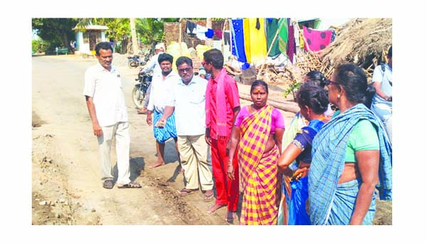 భయం గుప్పెట్లో రోడ్డు పక్క గ్రామాలు