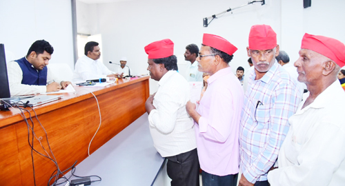 స్పందనలో జెసి అర్జీ అందిస్తున్న మేధాశ్రీను