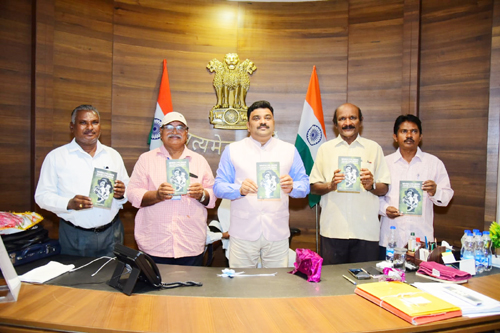 పుస్తకాన్ని ఆవిష్కరిస్తున్న జిల్లా కలెక్టర్