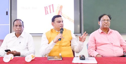 మాట్లాడుతున్న శామ్యూల్ జోనాధన్