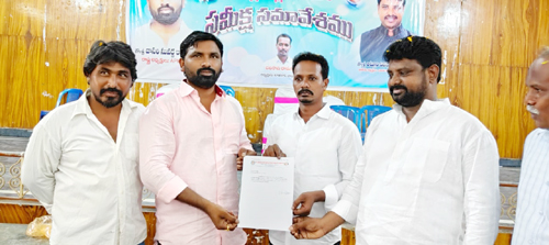 ఎమ్మార్పీఎస్ జిల్లా అధ్యక్షుడికి నియామక పత్రం అందిస్తున్న రాష్ట్ర నాయకుడు