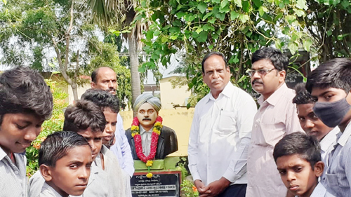 వెలగపూడి విగ్రహానికి నివాళి