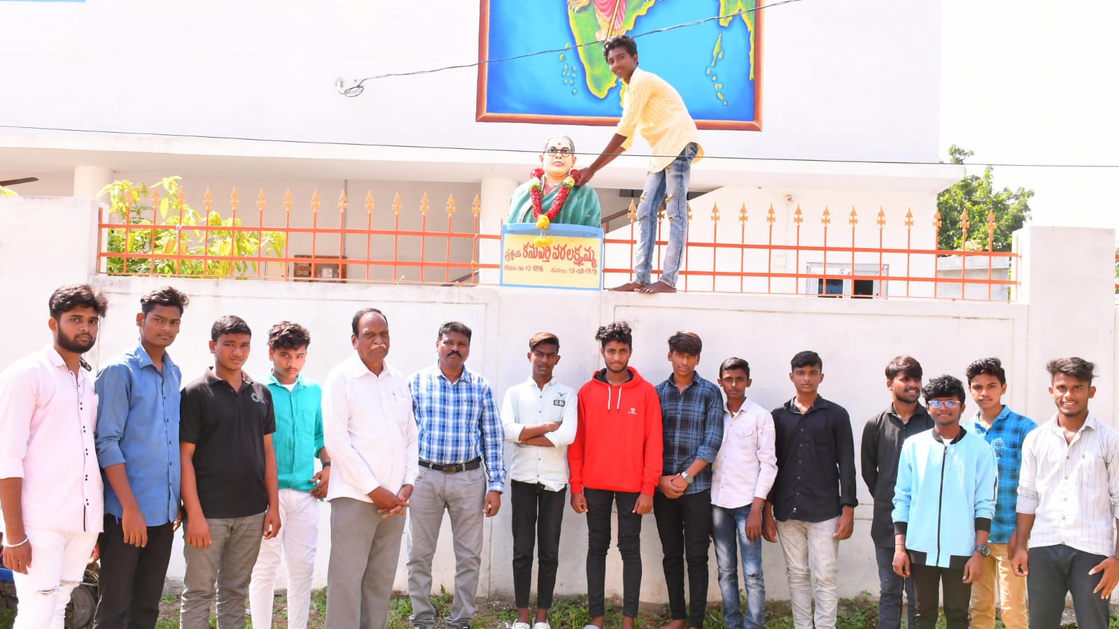 వరలక్ష్మమ్మ విగ్రహానికి నివాళులర్పిస్తున్న అధ్యాపకులు విద్యార్థులు