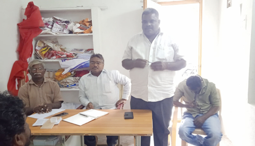 మాట్లాడుతున్న శివాజీ