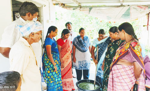 వెల్లటూరులో కషాయం తయారు చేస్తున్న డ్వాక్రా మహిళలు
