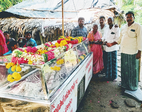 మృతుల కుటుంబానికి ఆర్థిక సహాయం అందజేస్తున్న గ్రేస్ ఫౌండేషన్ సభ్యులు