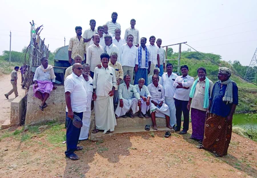   నిరసన వ్యక్తం చేస్తున్న నాయకులు, రైతులు