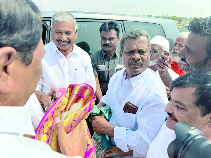   ఇన్‌ఛార్జి మంత్రి పెద్దిరెడ్డిని కలిసిన వైసిపి నాయకులు