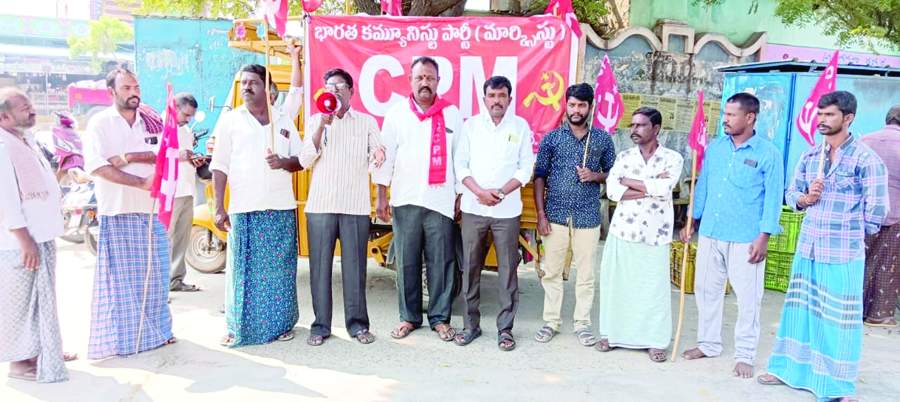 ఆటోజాతాలో మాట్లాడుతున్న సిపిఎం జిల్లా కార్యదర్శివర్గ సభ్యు ఓ.నల్లప్ప