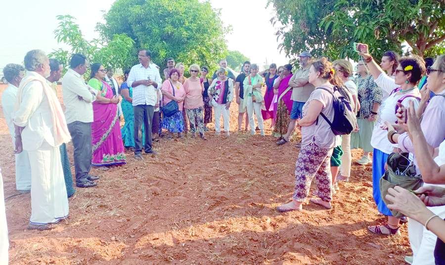  రైతులు, ప్రజల అభివృద్ధిని తెలుసుకుంటున్న స్పెయిన్‌ బృందం