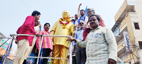 కాన్సిరాం విగ్రహానికి నివాళులు అర్పిస్తున్న బీఎస్పీ నాయకులు