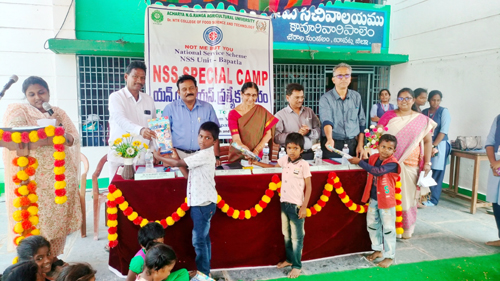విద్యార్థులకు  బహుమతులు అందజేస్తున్న ఆర్బికె చైర్మన్  రమణా రెడ్డి