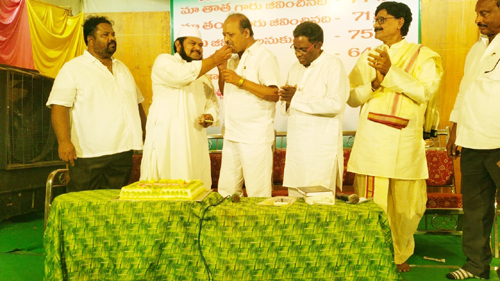 డెత్ కె కేక్ తినిపిస్తున్న మాజీ మంత్రి పాలేటి రామారావు 