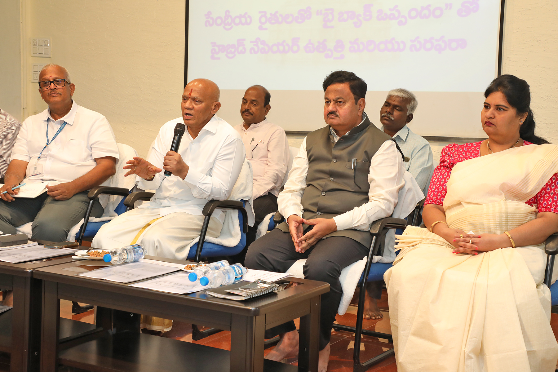 రైతులతో సమావేశమైన ఈవో ఎవి ధర్మారెడ్డి, కలెక్టర్‌ వెంకటరమణారెడ్డి 