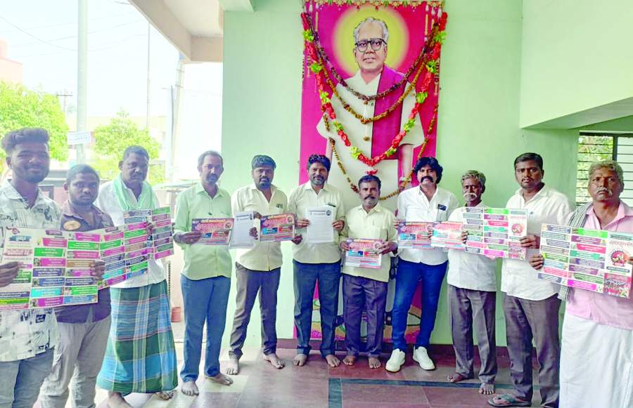    గోడపత్రికలను విడుదల చేస్తున్న సిపిఎం నాయకులు