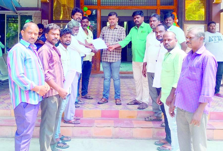 కమిషనర్‌ మల్లికార్జునకు వినతిపత్రం సమర్పిస్తున్న సిపిఎం నాయకులు
