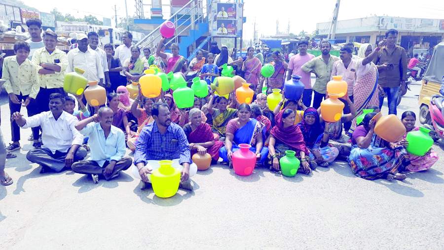  ధర్నా చేస్తున్న గుత్తి బీసీ కాలనీవాసులు