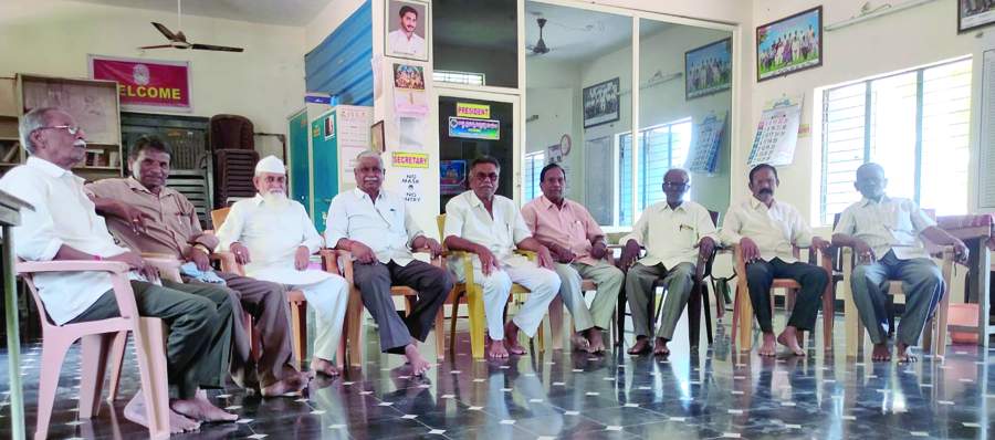   మాట్లాడుతున్న విశ్రాంత ఉద్యోగులు