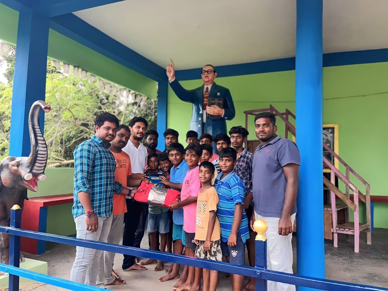 వాలీబాల్‌ కిట్లు అందజేత