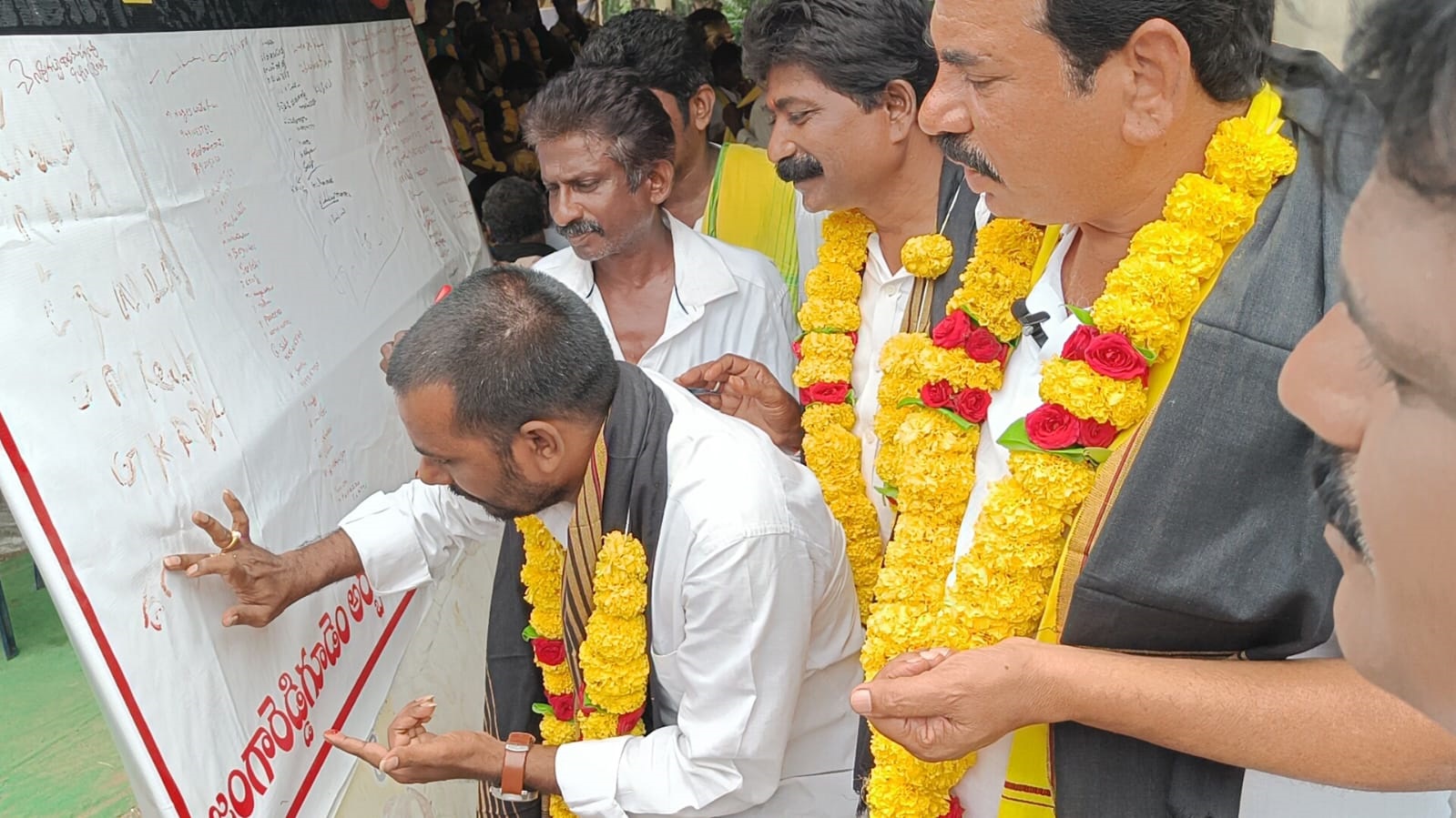 చంద్రబాబు అరెస్టును ఖండిస్తూ రక్తంతో సంతకాలు