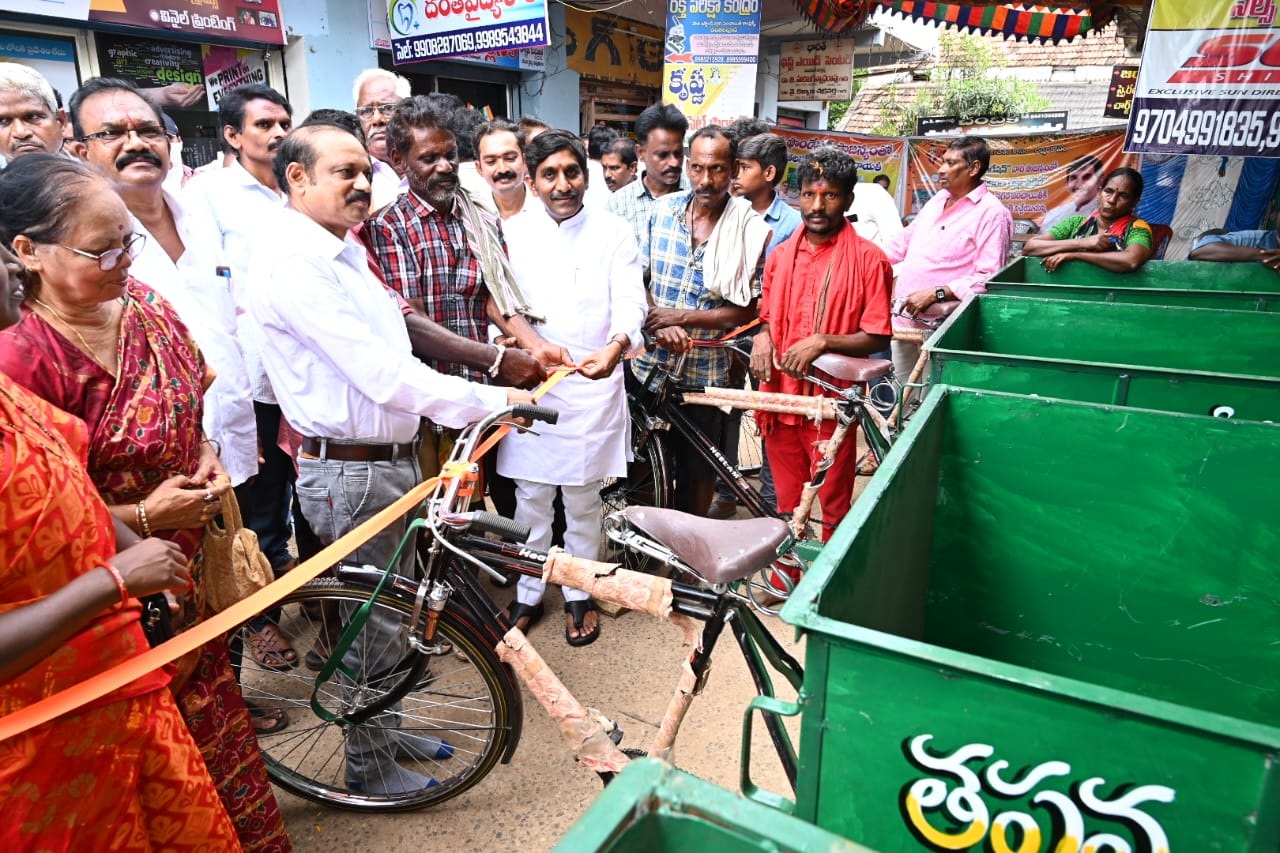 పరిసరాల పరిశుభ్రతకు సహకరించాలి
