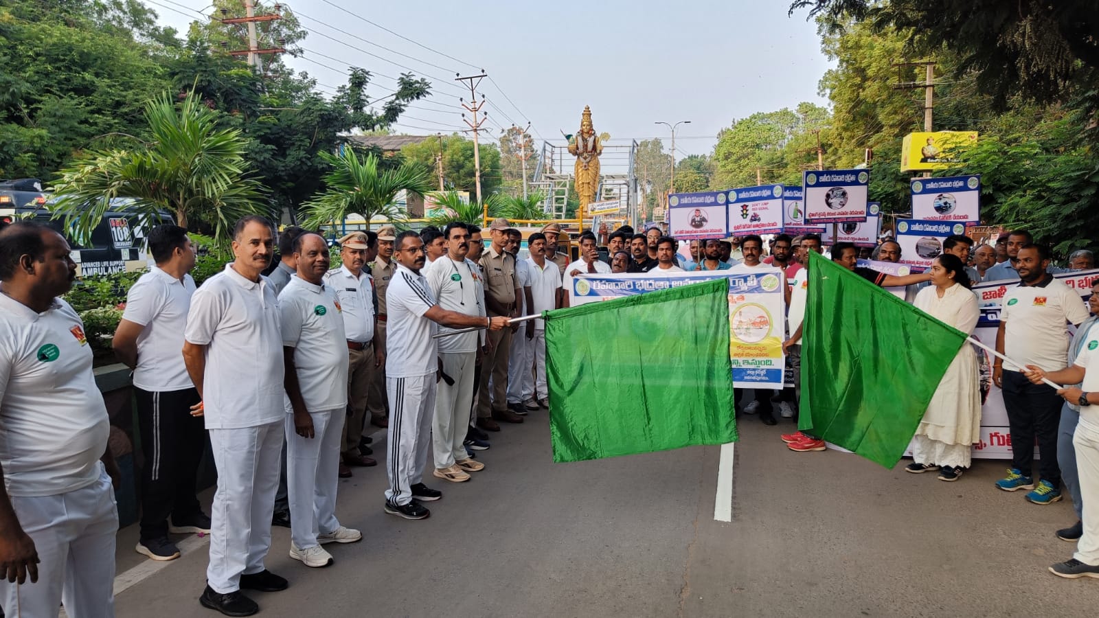 రోడ్డు భద్రతా నియమాలను నియమిద్దాం