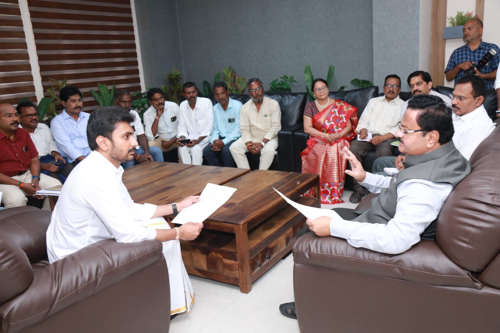 కలెక్టర్‌తో చర్చిస్తున్న భూమన అభినరురెడ్డి 