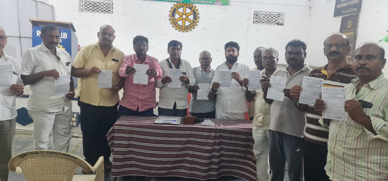 కరపత్రంను ఆవిష్కరిస్తున్న రోటరీ క్లబ్ ప్రతినిధులు