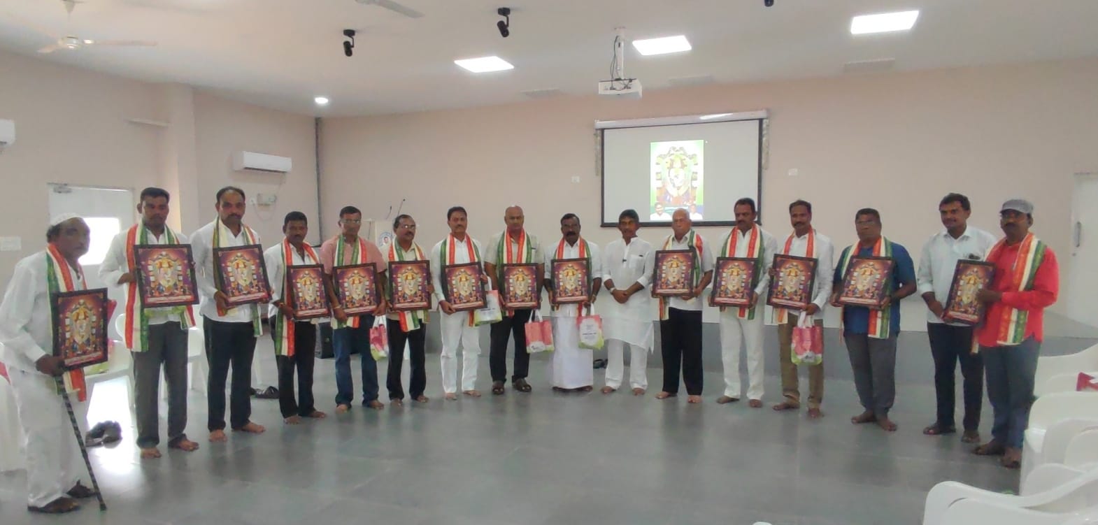 కమిటీ సభ్యులను అభినందిసుఓ్తన్న నేదురుమల్లి 