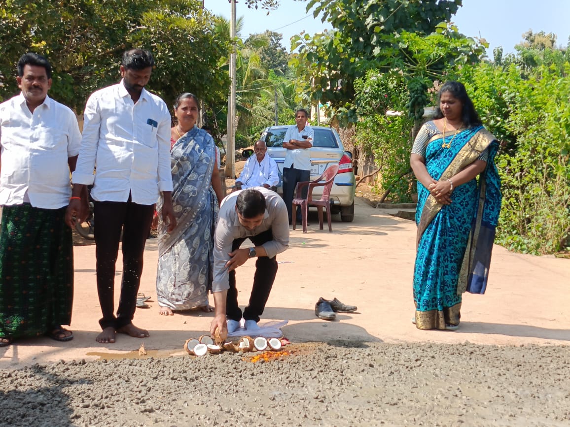 రూ.5.5 లక్షలతో సీసీ రోడ్డు నిర్మాణం