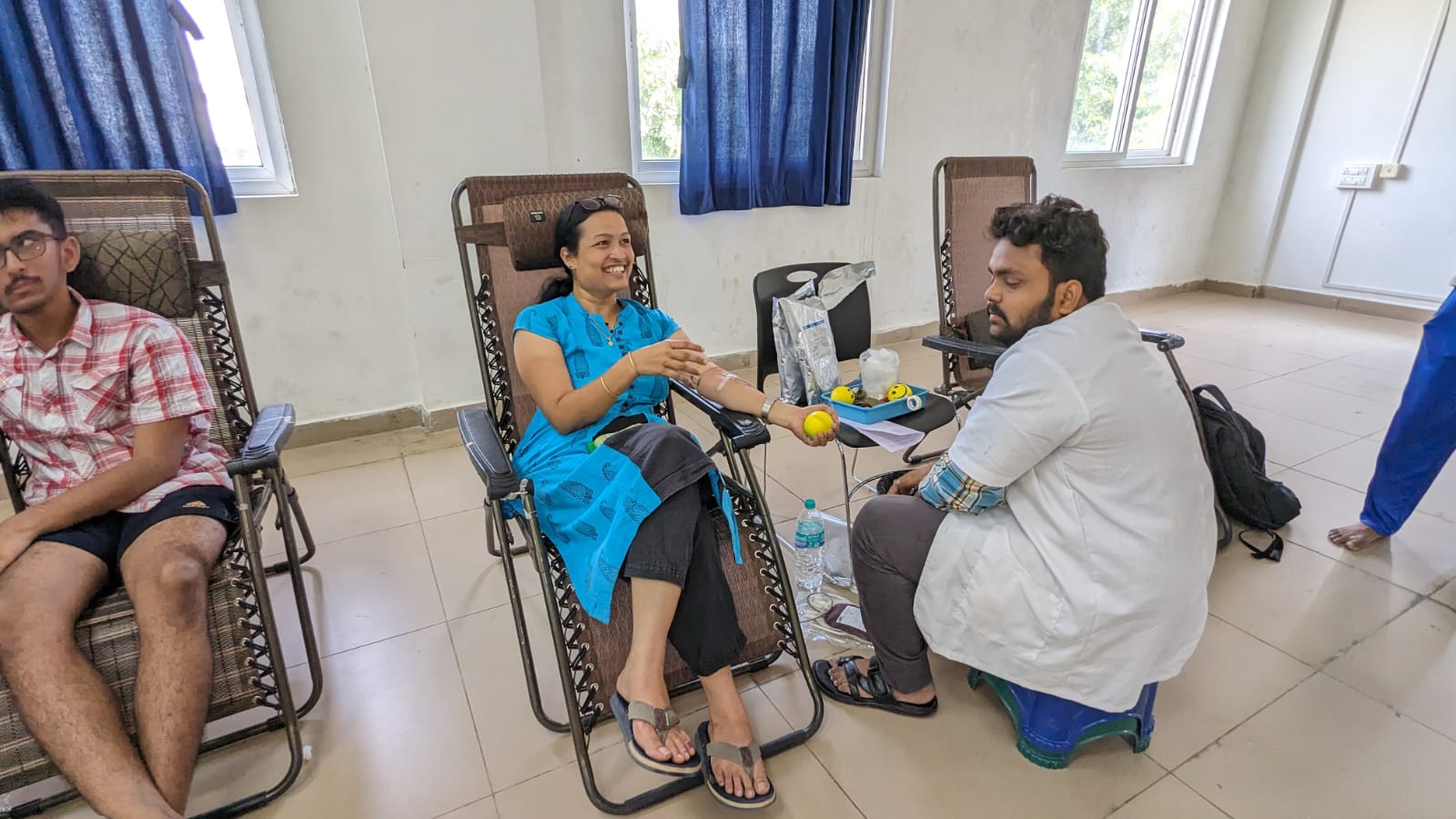 రక్తదానం చేస్తున్న విద్యార్థులు 