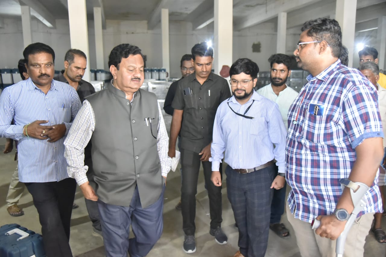 గోదాముల్లో ఈవిఎంలు పరిశీలన 