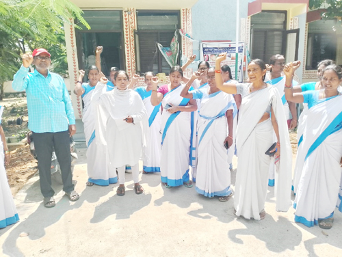 పిహెచ్ సి వద్ద  ధర్నా చేస్తున్న ఆశా కార్యకర్తలు