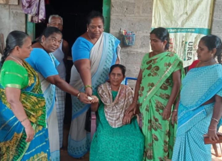 అంగన్‌వాడీ ఆయాకు ఆర్థిక సాయం