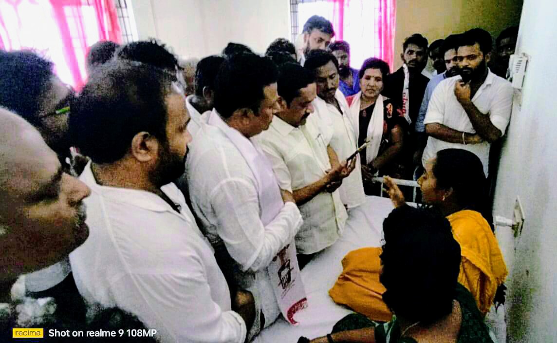 గాయపడిన జన సైనికులను పరామర్శిస్తున్న జనసేన నాయకులు