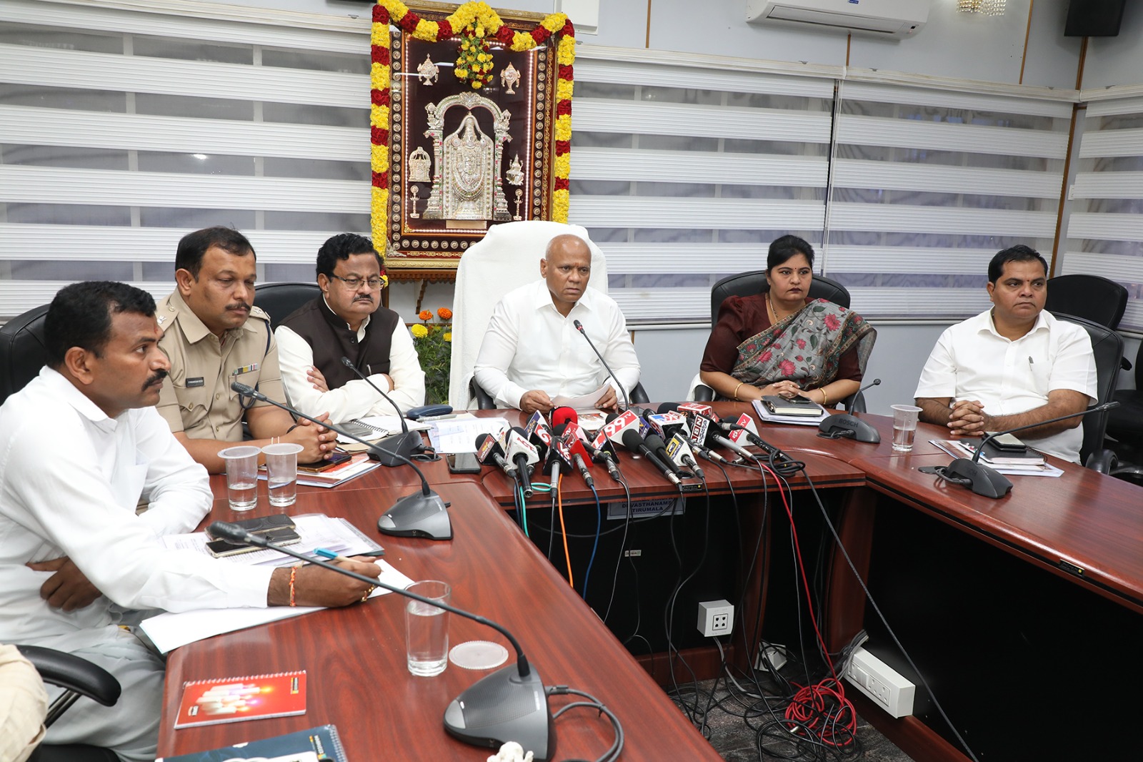 కలెక్టర్‌, ఎస్పీలతో కలిసి బ్రహ్మోత్సవాలపై ఈవో సమీక్ష 