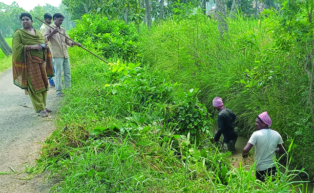పంట కాలువల్లో చెత్త తొలగింపు