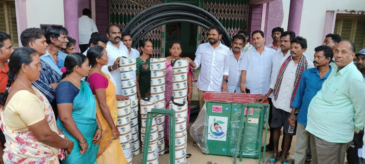 రైతులకు విద్యుత్‌ మోటార్లు అందజేత