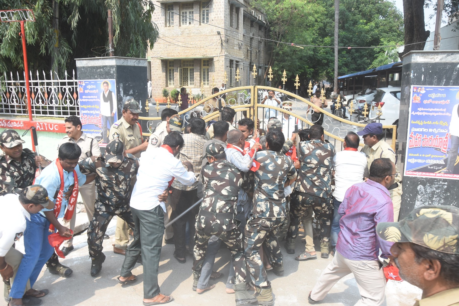 కార్పొరేషన్‌ కార్యాలయం ముట్టడి ఉద్రిక్తం