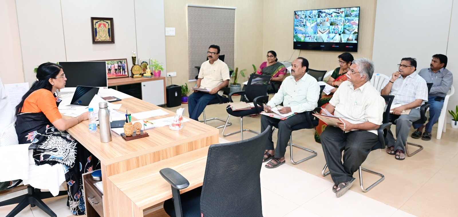 పని సర్దుబాటు చర్యలు చేపట్టాలి : కలెక్టర్‌