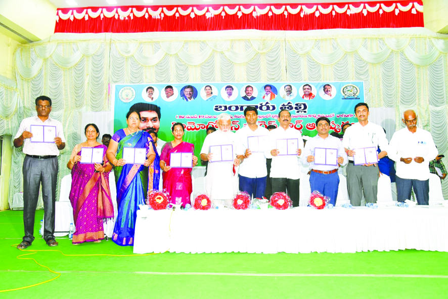 బంగారు తల్లి ప్రోగ్రెస్‌ కార్డుల ఆవిష్కరణలో మంత్రి అంబటి రాంబాబు, కలెక్టర్‌, జాయింట్‌ కలెక్టర్‌ తదితరులు