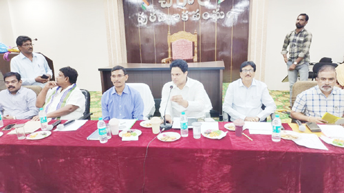 సమావేశంలో మాట్లాడుతున్న సిడిఎం ఏ కోటేశ్వరరావు 