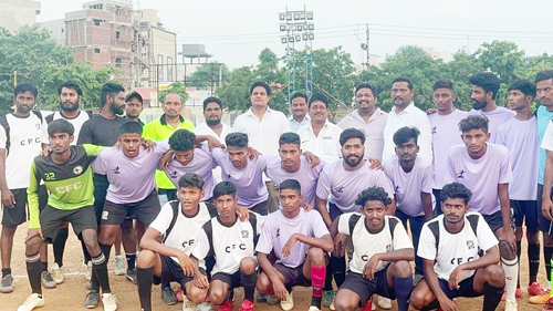  క్రీడాకారులతో ఇన్చార్జి వెంకటేష్ 