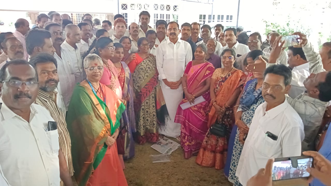 కరుణాకర్‌రెడ్డికి ధన్యవాదాలు చెబుతున్న ఉద్యోగసంఘాలు 